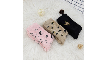 FEATHER YARN SOCKS 