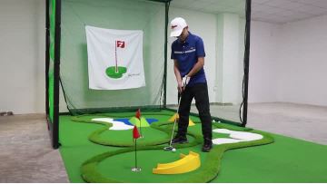 Mini Golf Putting Green with Realistic Turf