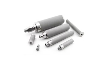 Titanium sintered filter element in vacuum feeder