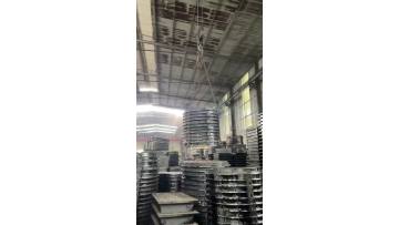 Driving to transport manhole covers and load them onto trucks