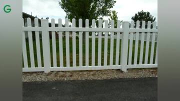 Easily Assembled Plastic PVC Vinyl Temporary Fence With Metal Stand Post Base Feet1
