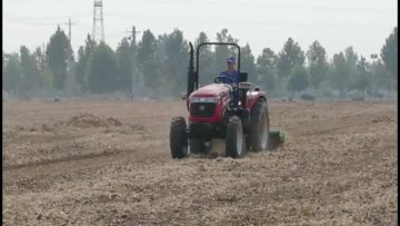 Drag plate type soil covering rotary tiller