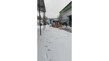 Vehicle-mounted Snow shovel