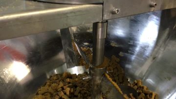 Cold Extrusion Soft Pet Snacks Machine.MP4