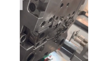Automatic plastic injection molding machine