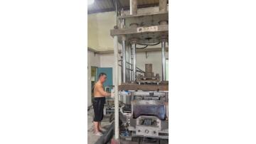 Gravity casting machine