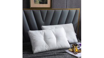 Loren magnetic pillow