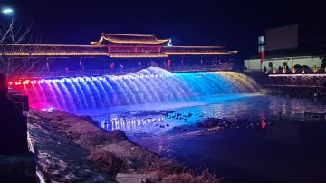 One dimensional swinging fountain on the bridge