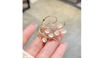 Vintage Delicate Cat Eye Swan Brooch1