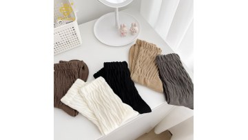 Korean version of Meladeka colored mid tube socks with pleated pile socks