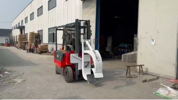 Four-wheel vehicle hugging stacker crane