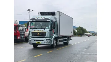 Premium Quality Sinotruk Sitrak 4X2 6.8m 330HP High-Performance Refrigerated Truck1
