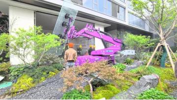 Installing large glass in a narrow courtyard is easily done with a crawler suction cup lifter TAT1500