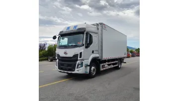 Long-Haul Dongfeng 4X2 6.8m Multi-Temp Reefer Truck Refrigerated Van Truck1