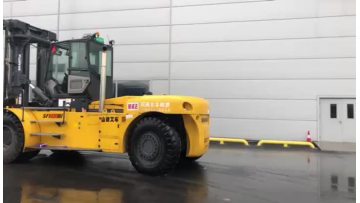 25Ton forklift in Guangzhou Port.mp4