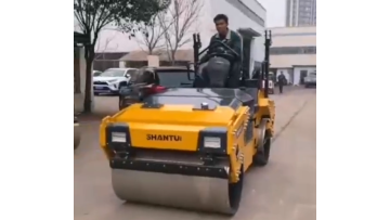 Double cylinder small road roller