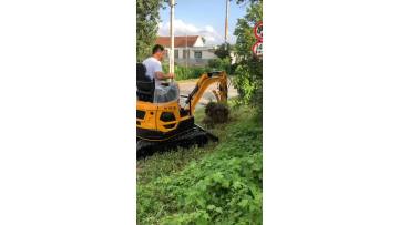 1 ton excavator digging soil