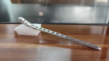 Titanium alloy products for medical devices - High-pressure water deburring