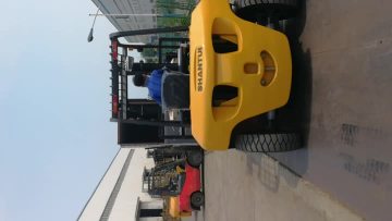 5 Ton forklift loading container.mp4