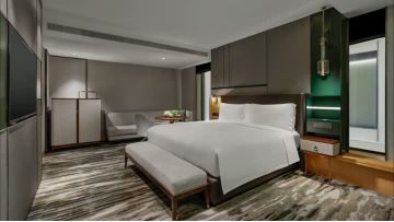 Hilton hotel bedroom case 4