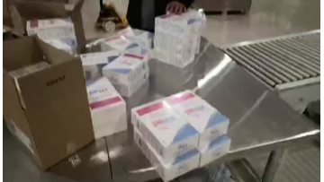The automatic Vertical L bar sealer & the shrink tunnel ( FL-5545TBD+SM-5030) pack the cuboid shampoo boxes.