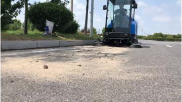 DJ1900L Outdoor heavy soil defoliation sweep on asphalt floors
