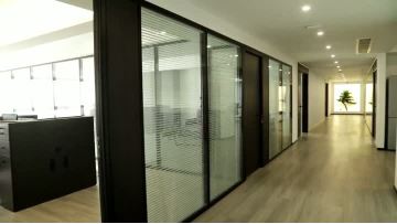 Airless bottle for product dispensing