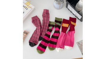 Korean version of fabric label, mid tube socks, color blocked diamond grid pile socks