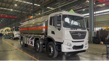 Dongfeng Tianjin small three-axle oil tanker