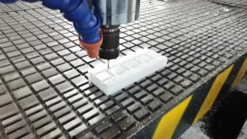 White ultra-high molecular weight polyethylene