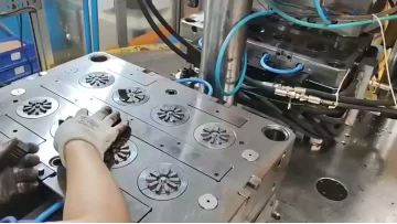 Vertical plastic injection machine