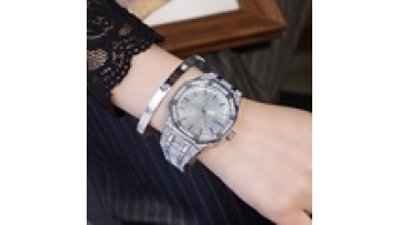 Starry Diamond Calendar Watch with Large Dial and Stainless Steel Band1