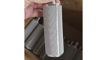 Vacuum feeder sintered felt filter element