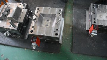 Plastic injection mould for plastic parts thread rotating mould plastic injection tooling for customer1