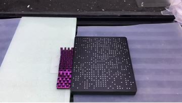 Watch strap with diamond accents / Diamond-accented watch strap