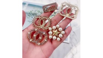 2022 new arrivals korean unique design elegant cc crystal pearl pin brooch women1