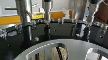 Double-head powder filling and capping machine for 2g filling