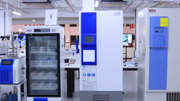 BIOBASE Factory Price Ducted Fume Hood with Folding Acrylic Front Window and Built-in Centrifugal Blower1
