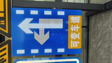 Luminous road traffic signs-variable lanes