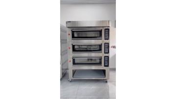 Three-layer oven with storage rack