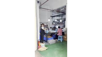 Weighing the Plastic parts packing the pp pag