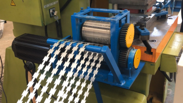 5 strips PLC control high speed automatic stainless steel Concertina razor barbed wire mesh machine1