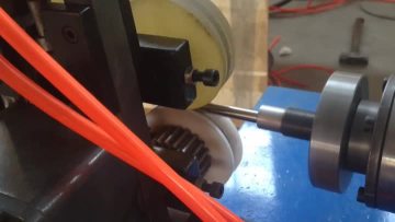 Fully automatic feeding and cutting tube machine
