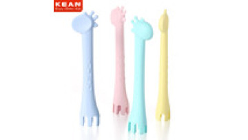 China Wholesale Cheap New Cute BPA Free Non-Toxic Baby Silicone Giraffe Teether Feeding Spoon1