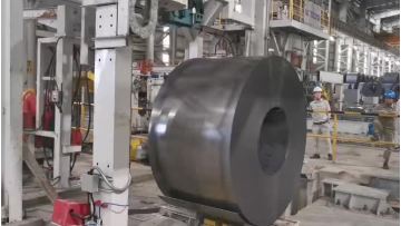 Circumferiential strapping machine for steel coils