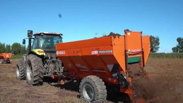 6Tractor manure spreader