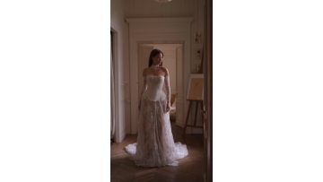 Romantic and extremely delicate chantilly lace opera gloves with scallop edges