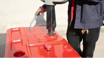 90° rotating counterweight clamping stacker crane