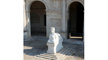 greek sphinx sculpture