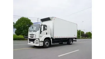 New Arrival 1suzu 4X2 6.8m Refrigerated City Carrier Truck1